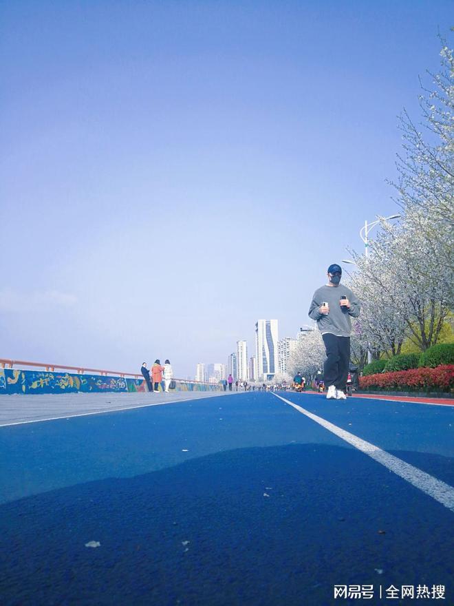 好运棋牌美出圈！杭州钱塘江畔最美跑道20张美图 画风拉满喜迎亚运氛围感(图2)