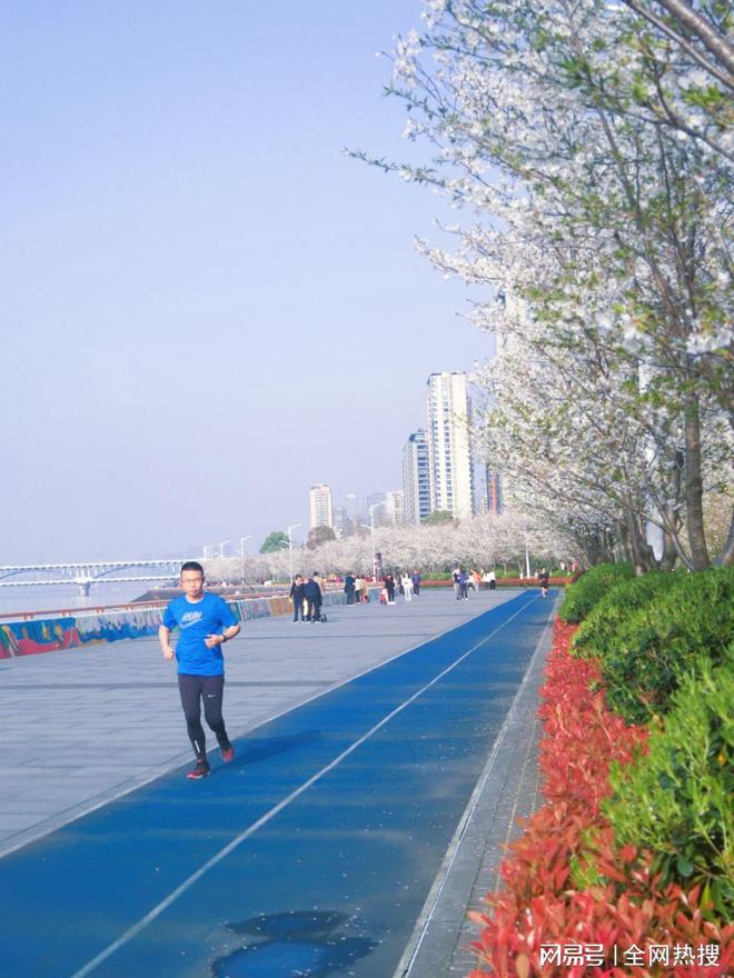 好运棋牌美出圈！杭州钱塘江畔最美跑道20张美图 画风拉满喜迎亚运氛围感(图1)