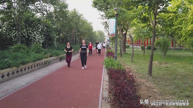 好运棋牌河北唐县唐尧公园又添新景 塑胶健身步道亮相公园(图3)